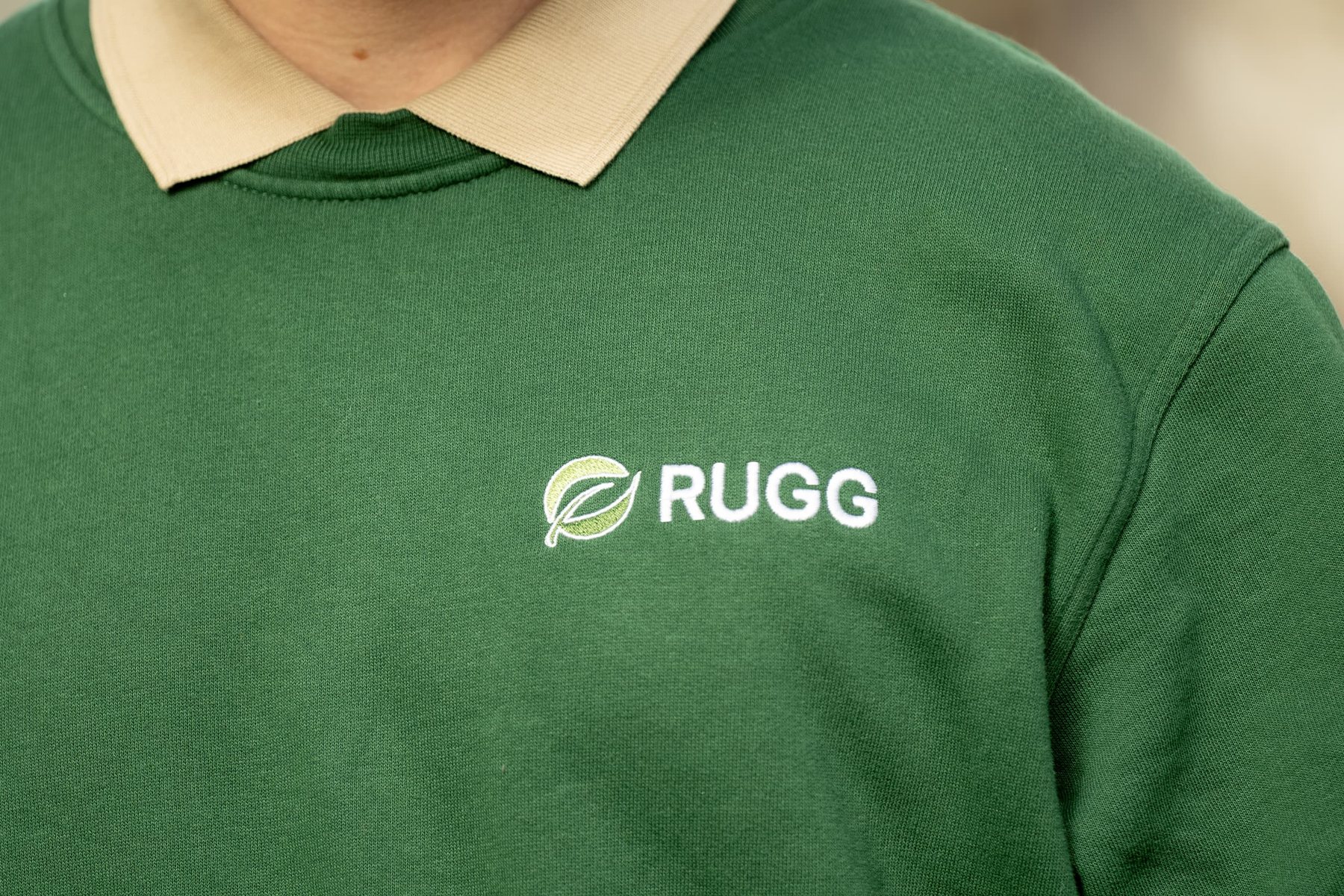 Grünes RUGG-Poloshirt mit Blattlogo