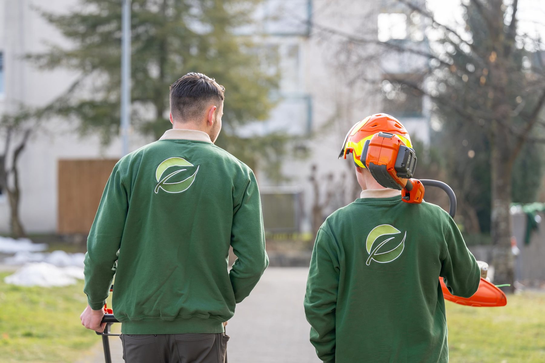 Zwei Gärtner des RUGG-Teams bei der Arbeit, von hinten